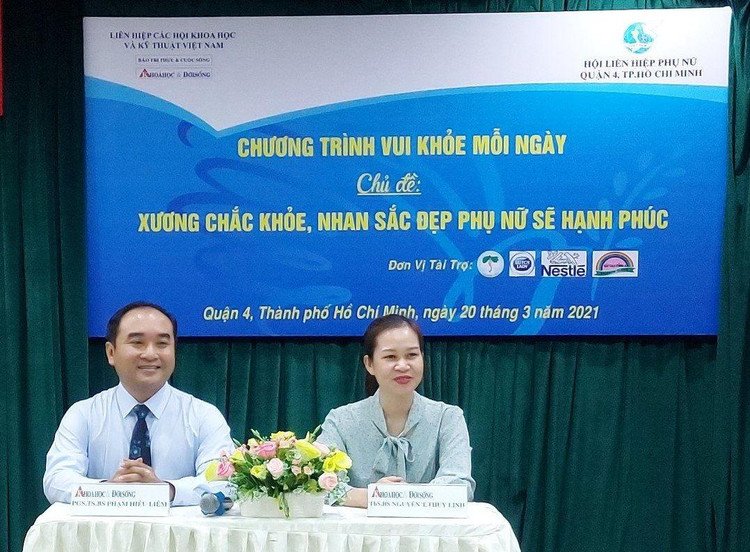 Hai vị bác sĩ khách mời: PGS.TS.BS Phạm Hiếu Liêm, Trưởng Bộ môn Tạo hình Thẩm mỹ, Đại học Y khoa Phạm Ngọc Thạch TPHCM và ThS.BS Nguyễn Thị Thùy Linh, Bệnh viện Chấn thương - Chỉnh hình Sài Gòn - ITO.