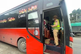 Xe khách 19 chỗ chở 60 hành khách, dính phạt hơn 200 triệu đồng