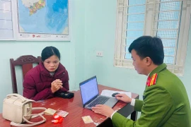 Mua nhẫn vàng giả giá 40 nghìn đồng đề đánh tráo 2 chỉ vàng thật