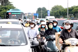 Người lao động trở lại Hà Nội sau kỳ nghỉ 4 ngày, giao thông ùn ứ