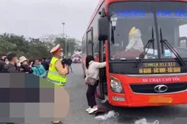 Nguy cơ mất an toàn từ xe khách nhồi nhét dịp Tết Bính Ngọ 2026