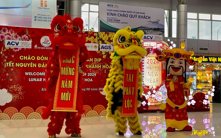Chương trình múa lân đón chuyến bay đầu tiên đến Khánh Hòa vào sáng mùng 1 Tết - Ảnh: Phạm Giang.