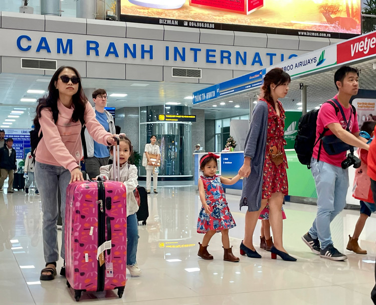 Các hành khách đầu tiên trên chuyến bay của Vietnam Airlines từ TP HCM đến Khánh Hòa thăm thân nhân, du lịch dịp Tết này - Ảnh: Phạm Giang