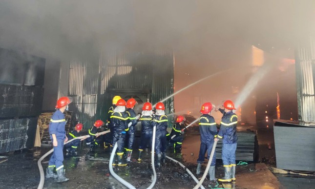 Chay xuong san xuat do go rong gan 1.000m2 o Bac Giang