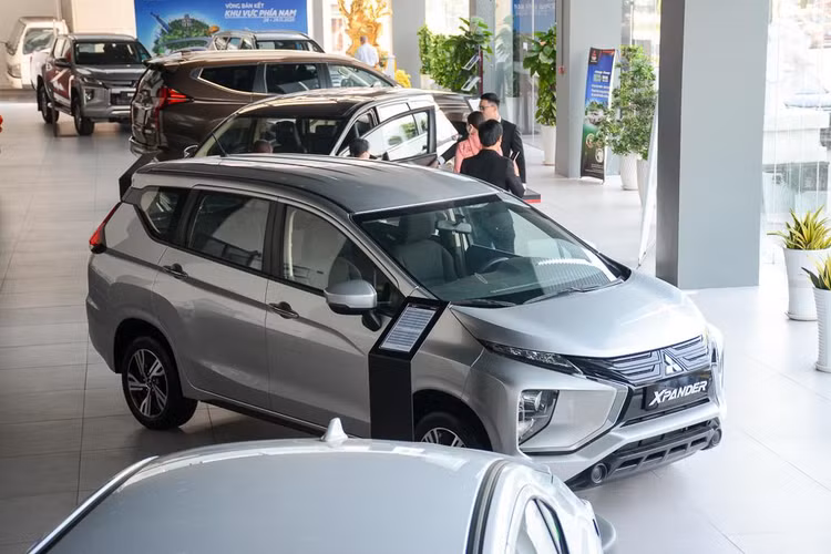 Từ ngày 1/3/2022 thêm căn cứ tính lệ phí trước bạ với ô tô xe máy. Ảnh: Bá Hùng