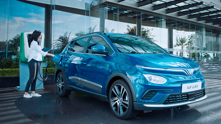 Từ 1/3/2022 đến hết 1/3/2025, tức trong vòng 3 năm, mức thu lệ phí trước bạ với ô tô điện chạy pin là 0%. Ảnh: VF