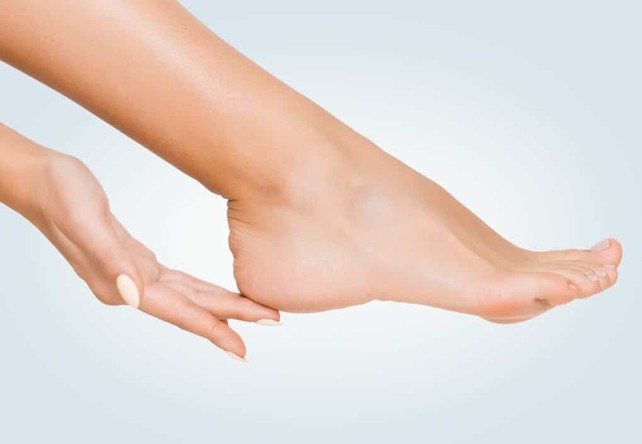 Dưỡng ẩm thường xuyên cho gót chân là điều bạn cần ghi nhớ.