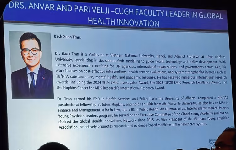 Thông tin về cá nhân GS.TS Trần Xuân Bách tại hội nghị. Ảnh: Hội Thầy thuốc trẻ Việt Nam