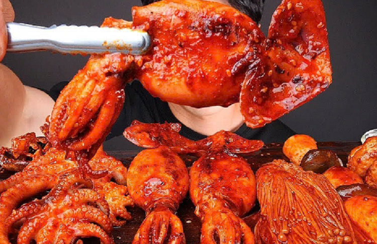 Trào lưu mukbang đang kéo theo nhiều hệ lụy khó lường. Ảnh: Internet