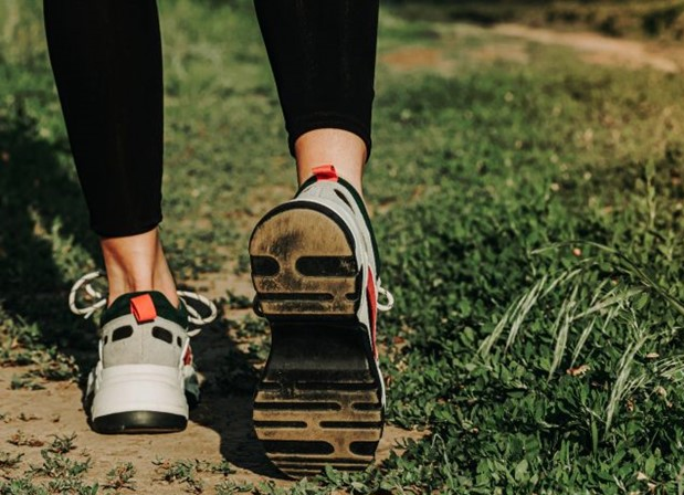 Sải chân quá mức có thể dẫn đến việc gót chân chạm đất gây áp lực quá mức lên các khớp.