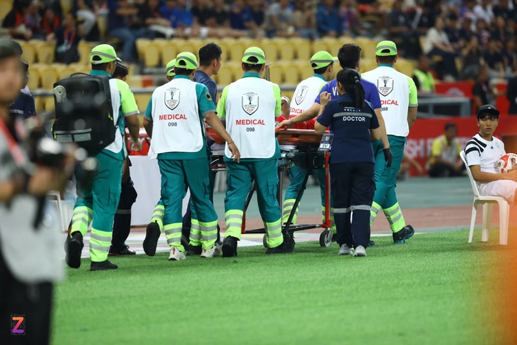 Trước đó, vào tối 5/1, trong trận chung kết lượt về ASEAN Cup với tuyển Thái Lan tại sân Rajamangala, Nguyễn Xuân Son bất ngờ gặp chấn thương. Cú ngã mạnh khiến chân phải anh bị gập và đau đớn. Anh buộc phải rời sân bằng cáng, sau đó được sơ cứu và nhanh chóng chuyển đến Bệnh viện Bangkok để điều trị. Ảnh: Minh Chiến.