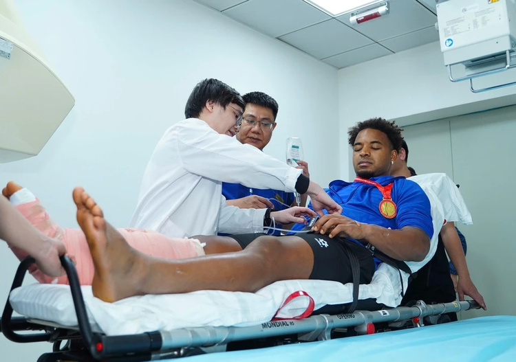 18h chiều 6/1, sau khi đáp chuyến bay từ Thái Lan, Nguyễn Xuân Son được đưa về Trung tâm Chấn thương chỉnh hình và Y học thể thao, thuộc Bệnh viện Đa khoa Quốc tế Vinmec, để tiến hành hội chẩn. Chấn thương của anh gây xót xa cho hàng triệu cổ động viên, nhiều người đã gửi lời chúc chân sút số 12 hồi phục nhanh chóng.