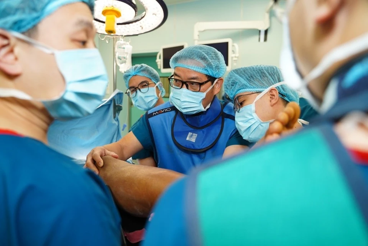 Ca phẫu thuật cho chân sút khuấy đảo Đông Nam Á được thực hiện bởi GS.TS Trần Trung Dũng. Đồng hành cùng GS Dũng trong ca phẫu thuật này là đội ngũ bác sĩ chuyên môn cao từ các lĩnh vực khác nhau, tạo nên một tập thể hỗ trợ toàn diện, giúp Xuân Son yên tâm điều trị. Khoa Gây mê - giảm đau đảm bảo sự an toàn tuyệt đối trong suốt ca mổ, trong khi đội ngũ hồi sức tích cực luôn sẵn sàng hỗ trợ, mang lại quá trình hồi phục tốt nhất cho anh.