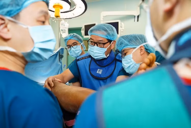 Ca phẫu thuật cho chân sút khuấy đảo Đông Nam Á được thực hiện bởi GS.TS Trần Trung Dũng. Đồng hành cùng GS Dũng trong ca phẫu thuật này là đội ngũ bác sĩ chuyên môn cao từ các lĩnh vực khác nhau, tạo nên một tập thể hỗ trợ toàn diện, giúp Xuân Son yên tâm điều trị. Khoa Gây mê - giảm đau đảm bảo sự an toàn tuyệt đối trong suốt ca mổ, trong khi đội ngũ hồi sức tích cực luôn sẵn sàng hỗ trợ, mang lại quá trình hồi phục tốt nhất cho anh.