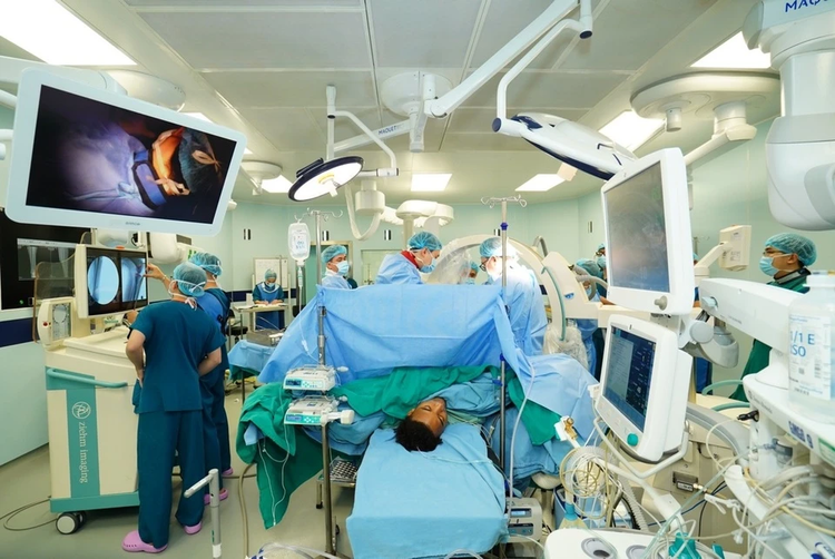 Xuân Son gặp phải một cú ngã mạnh trong một trận đấu, khiến chân phải bị gập và anh phải rời sân bằng cáng. Kết quả hội chẩn ghi nhận Xuân Son bị gãy kín phức tạp 1/3 giữa thân hai xương cẳng chân, có mảnh rời lớn.