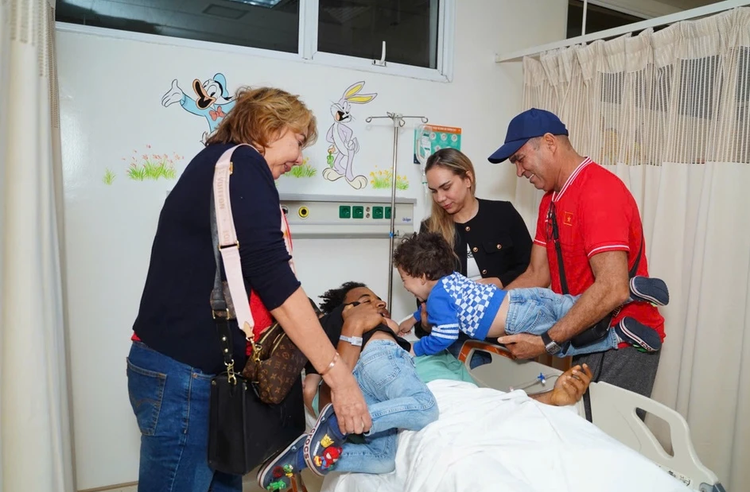 Ngay trước giờ bước vào ca phẫu thuật, tiền đạo số 12 của đội tuyển Việt Nam mong muốn được nhìn thấy vợ - người bạn đồng hành và là chỗ dựa tinh thần lớn nhất của anh. Sau khi tiến hành kiểm tra chuyên sâu và hội chẩn, các chuyên gia xác định vết thương của Xuân Son nghiêm trọng hơn so với ghi nhận ban đầu.