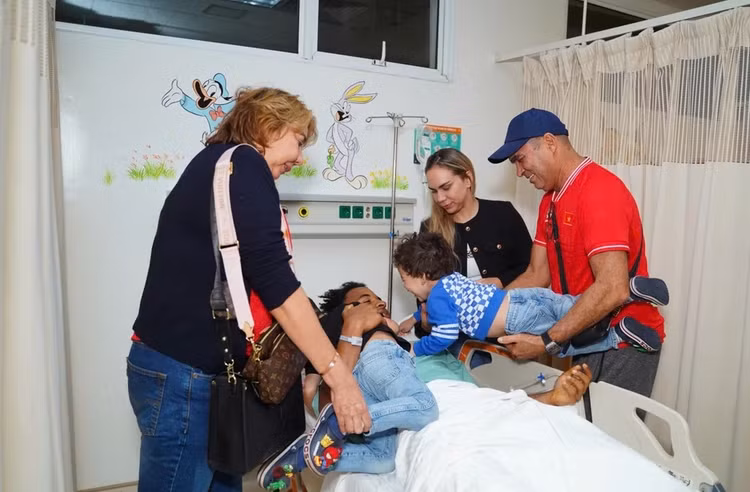 Ngay trước giờ bước vào ca phẫu thuật, tiền đạo số 12 của đội tuyển Việt Nam mong muốn được nhìn thấy vợ - người bạn đồng hành và là chỗ dựa tinh thần lớn nhất của anh. Sau khi tiến hành kiểm tra chuyên sâu và hội chẩn, các chuyên gia xác định vết thương của Xuân Son nghiêm trọng hơn so với ghi nhận ban đầu.