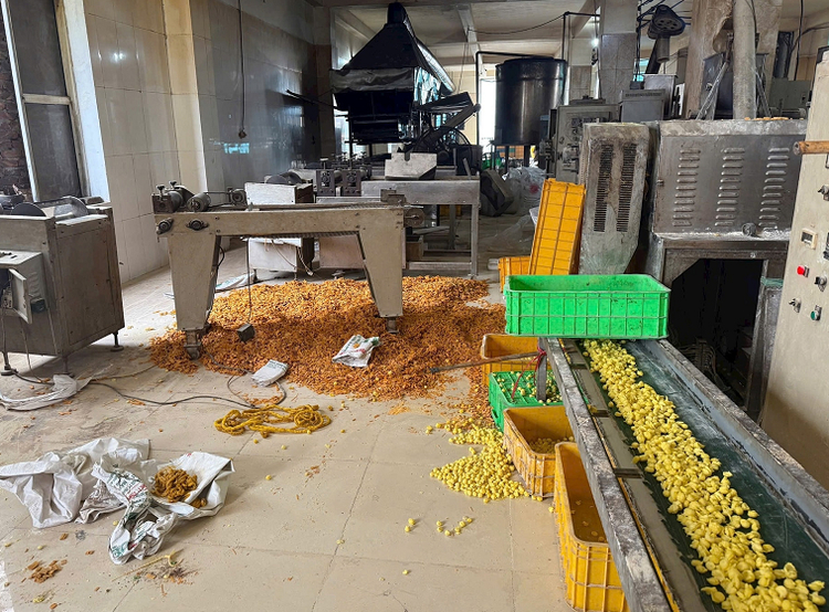 Bim bim vương vãi trên sàn khu sản xuất. Ảnh: Thu Trang.