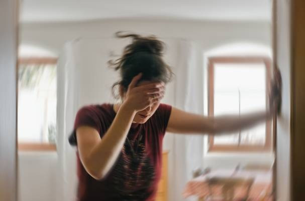 Rối loạn tiền đình có biểu hiện nổi bật là chóng mặt - Ảnh minh hoạ