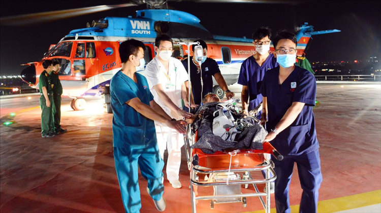 Vận chuyển người bệnh cấp cứu bằng đường hàng không là một trong những hoạt động cấp cứu mang tính chuyên nghiệp có trong Đề án (Ảnh: Các y, bác sĩ của BV Quân Y 175 vận chuyển bệnh nhân cấp cứu bằng máy bay trực thăng) - Ảnh: Sở Y tế TP HCM