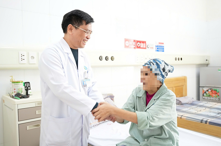 Bác sĩ CKI Đinh Hữu Thuấn – Trưởng Khoa Xạ trị và Y học hạt nhân, Bệnh viện Bãi Cháy thăm khám cho bệnh nhân sau phẫu thuật - Ảnh BVCC