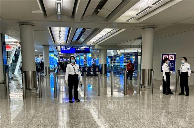 Nhân viên y tế tại khu vực nhập cảnh ở sân bay Hong Kong (Trung Quốc), sáng 12/12/2024. Ảnh: TTXVN phát
