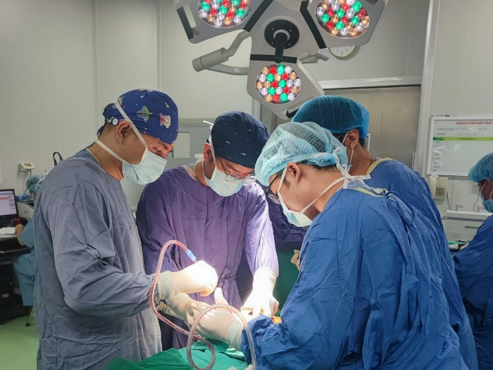 Người bệnh được phẫu thuật kết hợp xương cánh tay phải - Ảnh: BVCC Người bệnh được phẫu thuật kết hợp xương cánh tay phải - Ảnh: BVCC