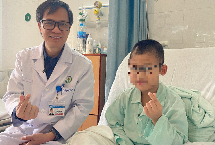 Sau phẫu thuật, bé Đ. vui vẻ trò chuyện cùng bác sĩ và đọc cho bác sĩ nghe những lá thư của các bạn cùng lớp gửi đến - Ảnh: BVCC