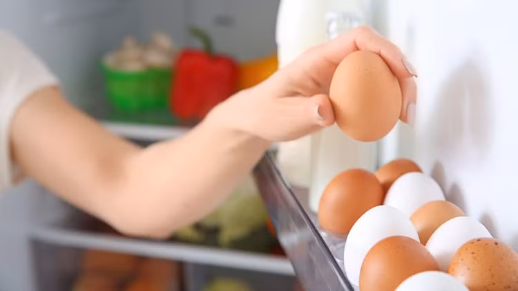 Bạn không nên để trứng ở cánh cửa tủ lạnh. Ảnh: Shutterstock