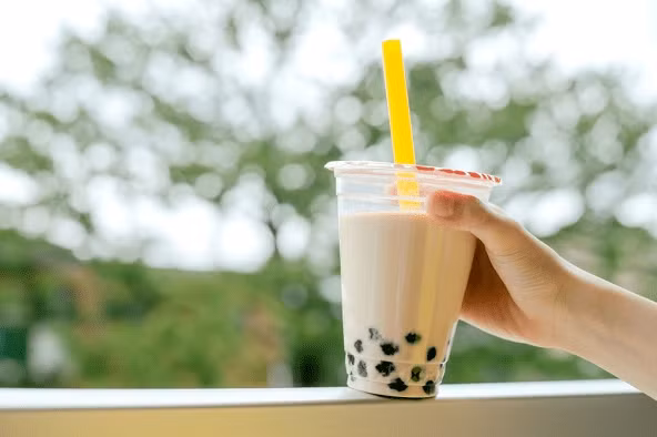 Bạn nên chọn trà sữa ít đường và ít topping.