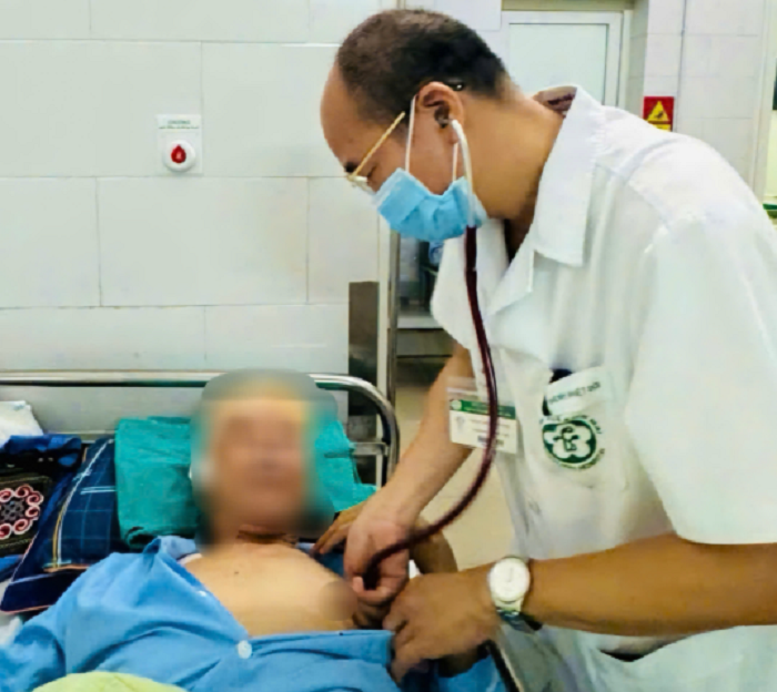 PGS.TS Đỗ Duy Cường thăm khám cho bệnh nhân điều trị tại Trung tâm Bệnh Nhiệt đới, Bệnh viện Bạch Mai - Ảnh: Bệnh viện Bạch Mai