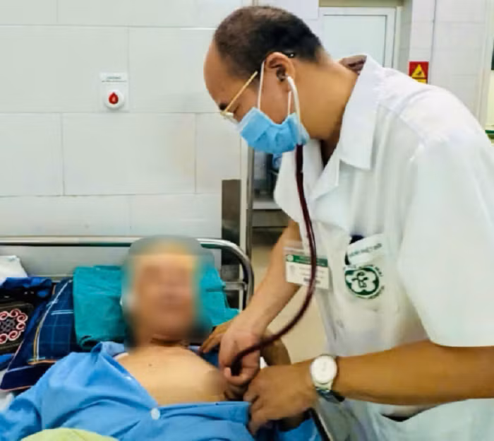 PGS.TS Đỗ Duy Cường thăm khám cho bệnh nhân điều trị tại Trung tâm Bệnh Nhiệt đới, Bệnh viện Bạch Mai - Ảnh: Bệnh viện Bạch Mai