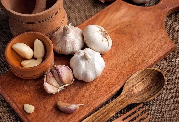 Người bị rối loạn đông máu không nên hoặc hạn chế ăn tỏi. Ảnh: Getty Images