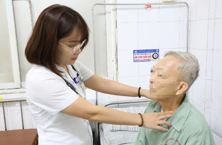 S khoa Nội tiết – Đái tháo đường thăm khám cho người bệnh bị biến chứng mắt do bệnh basedow. Ảnh BVCC