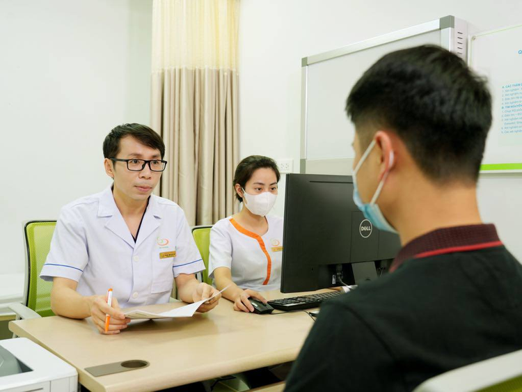 ThS.BS Đinh Hữu Việt tư vấn cho bệnh nhân xoắn tinh hoàn đến thăm khám. Ảnh: BVCC