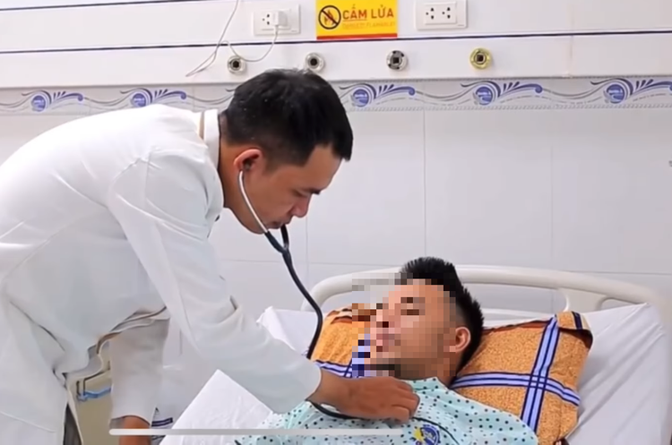 Bác sĩ thăm khám cho bệnh nhân - Ảnh BVCC Bác sĩ thăm khám cho bệnh nhân - Ảnh BVCC