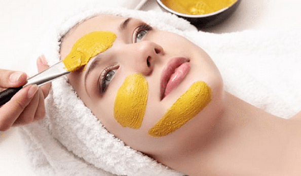 Thoa curcumin thường xuyên lên da có thể giúp giảm tình trạng lão hóa da do ánh nắng mặt trời.