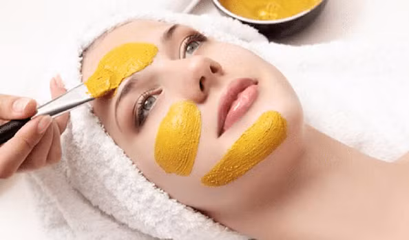 Thoa curcumin thường xuyên lên da có thể giúp giảm tình trạng lão hóa da do ánh nắng mặt trời.