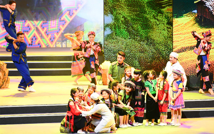 Bản hùng ca người chiến sĩ áo trắng - Ảnh: T.MINH