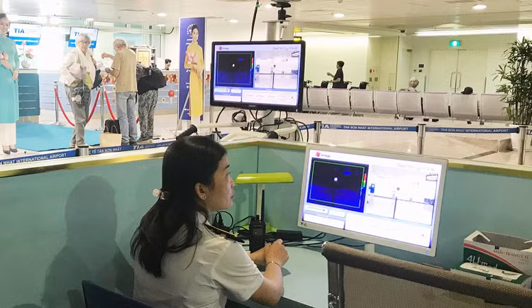 Cảng hàng không Tân Sơn Nhất (TP HCM) giám sát liên tục hành khách nhập cảnh qua hệ thống đo thân nhiệt từ xa - Ảnh: Báo Tin tức - TTXVN