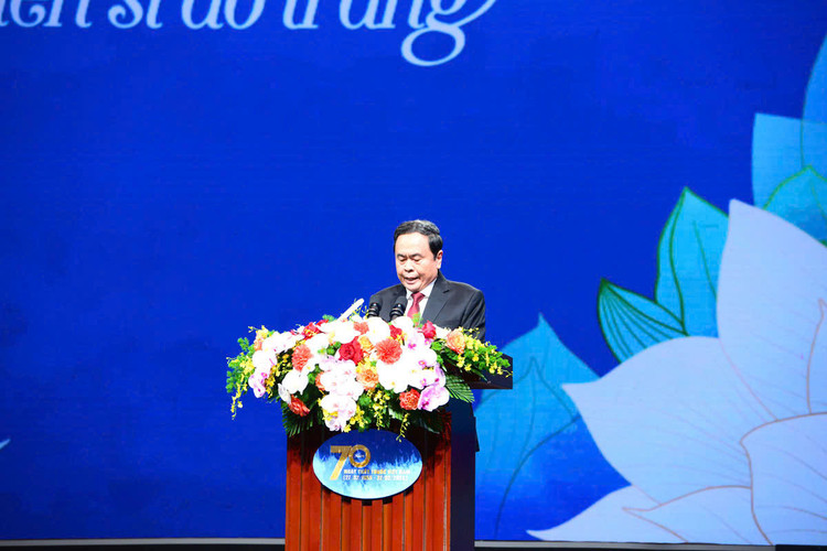 Chủ tịch Quốc hội Trần Thanh Mẫn phát biểu tại lễ kỷ niệm 70 năm Ngày Thầy thuốc Việt Nam - Ảnh: T.MINH