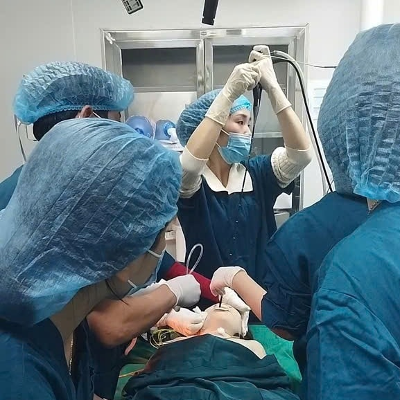 Các y bác sĩ nội soi lấy dị vật cho bệnh nhi - Ảnh: BVCC