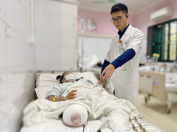 Bà P.T.N bị chấn thương nghiêm trọng, cần điều trị kéo dài - Ảnh: BVCC