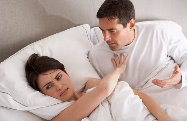 Khó tận hưởng một cuộc yêu trọn vẹn là vấn đề thường gặp ở phụ nữ mãn kinh.