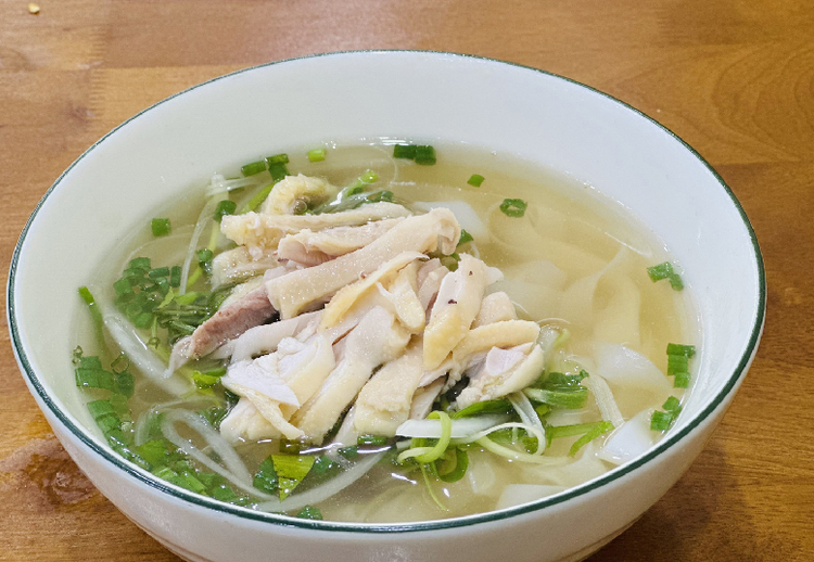 Ăn thịt gà còn da khiến bạn hấp thụ thêm nhiều chất béo. Ảnh minh họa: Ban Mai