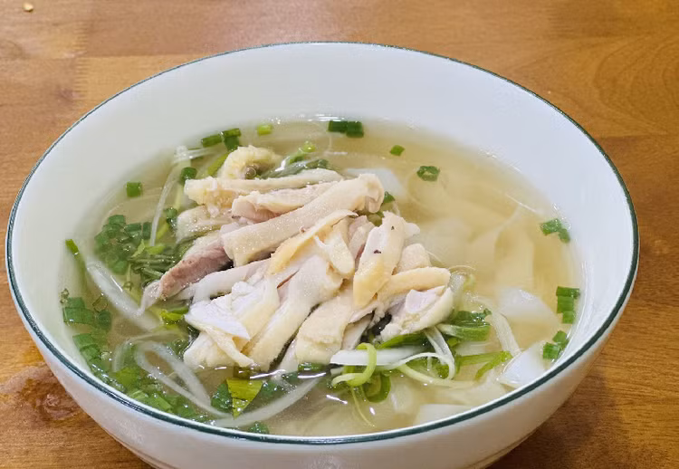 Ăn thịt gà còn da khiến bạn hấp thụ thêm nhiều chất béo. Ảnh minh họa: Ban Mai