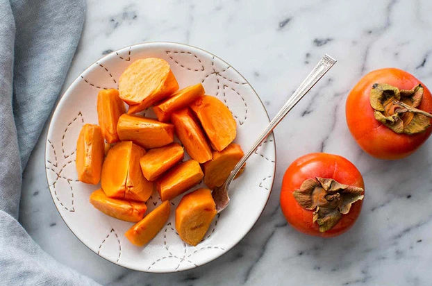 Quả hồng mang lại nhiều lợi ích dinh dưỡng cả dưới dạng tươi và sấy khô.