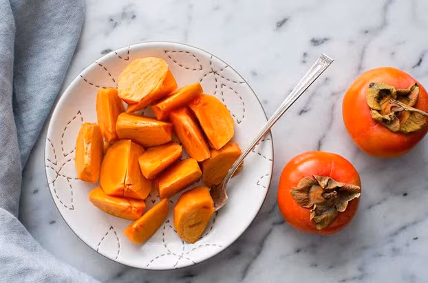 Quả hồng mang lại nhiều lợi ích dinh dưỡng cả dưới dạng tươi và sấy khô.