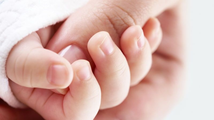 Uống nhầm dầu thắp hương, bé 19 tháng tuổi viêm phổi hít - Ảnh minh hoạ