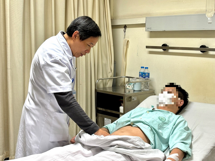 PGS.TS Nguyễn Quang khám lại cho người bệnh sau phẫu thuật - Ảnh: BVCC